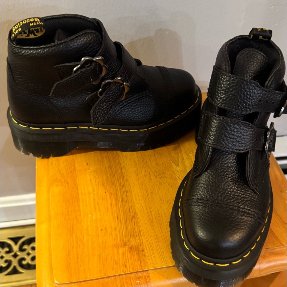dr martens devon flower boots size 6